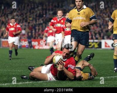 Der britische und irische Lions-Spieler Mark Taylor geht rüber, um den ersten Versuch zu erzielen, während ihres internationalen Tour-Rugby-Union-Spiels gegen Australien 'A' im North Power Stadium in Gosford, Australien. Stockfoto