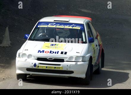 Norwich Union GB Team 4x400 m Staffellauf Du'aine Thorne-Ladejo nimmt an einer 4x4-Klasse in der Brands Hatch Rally Rennschule Teil. * Richardson und die Teamkollegen Du'aine Thorne-Ladejo, Chris Rawlinson und Sean Baldock schlossen sich bei Brands Hatch im Rahmen einer Teambuilding-Übung an. Stockfoto