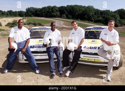 Mitglieder des Norwich Union GB Team 4x400 m Staffelkaders (L-R) Du'aine Thorne-Ladejo, Mark Richardson, Chris Rawlinson und Sean Baldock nehmen an einer 4x4-Fahrklasse in der Brands Hatch Rally Racing School Teil. * die Mannschaft trat bei Brands Hatch als Teil einer Teambuilding-Übung bei. Stockfoto