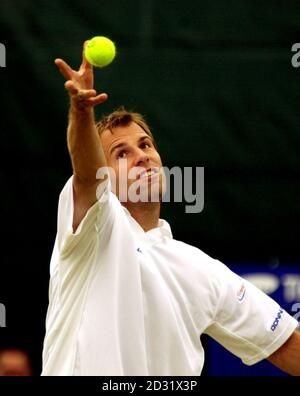 Der britische Greg Rusedski steht während der Samsung Open in Nottingham 2001 gegen seinen Landsmann Martin Lee auf. Stockfoto