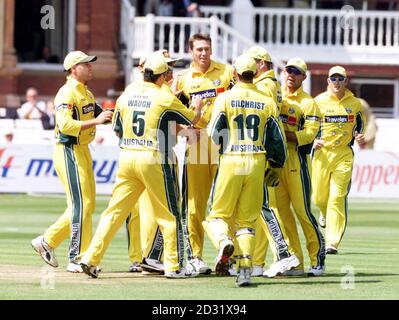 Der Australier Glenn McGrath (Mitte) feiert mit Teamkollegen, nachdem er das Wicket von Pakistans Saleem Elahi während des NatWest One Day International Triangular Series Finales in Lords, London, beansprucht hat. Stockfoto