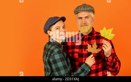 Happy Thanksgiving Tag. Retro paar Herbstblätter. Mann und Frau halten Ahornblatt. Landwirt auf dem Land sammeln gefallene Blätter. Herbst saisonal Konzept. Herbsternte mit Bauern. Platz kopieren. Stockfoto