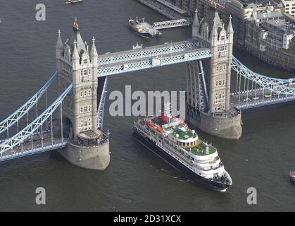 Das Kreuzfahrtschiff Hebridean Spirit passiert die Tower Bridge auf ihrer Tour durch die Britischen Inseln. Das 90 Meter lange Luxus-Kreuzfahrtschiff, das 78 Passagiere und eine Besatzung von 70 Personen befördert, wird am 3. Juli offiziell von der Prinzessin Royal in Lieth benannt. Stockfoto