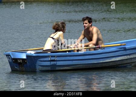 Zwei Sonnenanbeter in einem Ruderboot auf dem Bootssee im Londoner Regents Park. Die Temperaturen wurden vorhergesagt, um auf 29 Grad Celsius (84F) in Zentral-London und im Südosten steigen, aber Graham Webster, Prognostiker für PA Weather Center sagte, dass das heiße Wetter war aufgrund der letzten until26/06/01. * mit kühleren frischeren Wetter Einstellung in am 27/06/01. Stockfoto