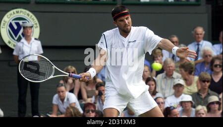 KEINE KOMMERZIELLE NUTZUNG: Der Australier Pat Rafter im Einsatz gegen Daniel Vacek während des ersten Rundenmatches der Lawn Tennis Championships in Wimbledon, London. Stockfoto