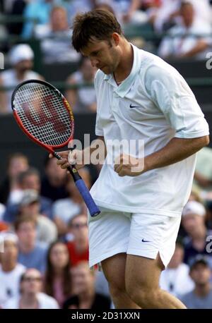 KEINE KOMMERZIELLE NUTZUNG: Der britische Barry Cowan im Einsatz gegen Pete Sampras aus den USA während der zweiten Runde der Lawn Tennis Championships in Wimbledon, London. Stockfoto