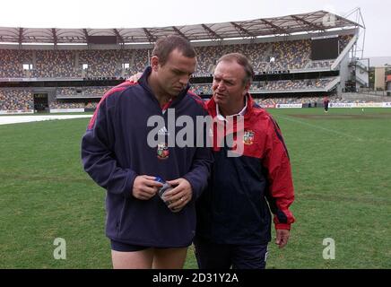 Der britische und irische Lions-Spieler Rob Henderson (links) spricht mit Lions-Trainer Graham Henry im Gabba Stadium in Brisbane, Australien, am Vorabend des ersten Testmatches der Rugby Union gegen Australien. Stockfoto