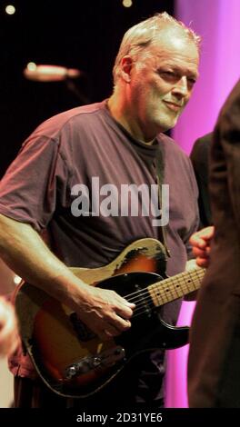 Der ehemalige Pink Floyd-Gitarrist David Gilmour tritt auf der Bühne während einer besonderen All-Star-Gala-Hommage an die legendären Songwriter Leiber und Stoller im Hammersmith Apollo in London auf. Stockfoto