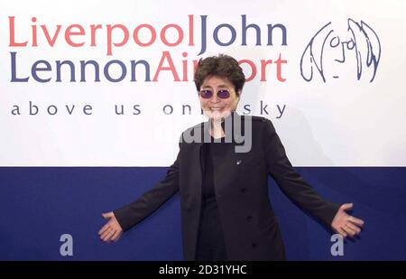 Yoko Ono, Witwe des Sängers John Lennon von den Beatles, besucht den Flughafen Liverpool, der nach ihrem verstorbenen Mann benannt werden soll, als sein neues Terminal im Frühjahr 2002 für die Öffentlichkeit eröffnet wird. * das neue Logo für den Flughafen enthält das berühmte Selbstporträt von John Lennon und die Strinte 'Above US Only Sky' aus dem Text von Imagine. Eine Statue in voller Größe wurde vom lokalen Bildhauer Tom Murphy in Auftrag gegeben und wird im neuen Terminal des Flughafens ausgestellt. Stockfoto