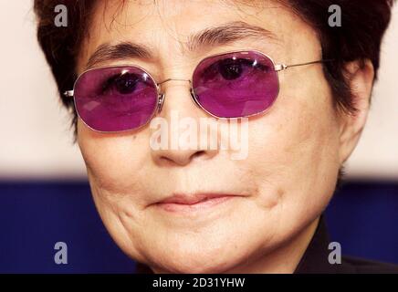 Yoko Ono, Witwe des Sängers John Lennon von den Beatles, besucht den Flughafen Liverpool, der nach ihrem verstorbenen Mann benannt werden soll, als sein neues Terminal im Frühjahr 2002 für die Öffentlichkeit geöffnet wird. * das neue Logo für den Flughafen enthält das berühmte Selbstporträt von John Lennon und die Strinte 'Above US Only Sky' aus den Texten von Imagine. Eine Statue in voller Größe wurde vom lokalen Bildhauer Tom Murphy in Auftrag gegeben und wird im neuen Terminal des Flughafens ausgestellt. 15/03/02: Yoko Ono, Witwe des Sängers John Lennon. : die Witwe der Beatles-Legende John Lennon war, enthüllt eine Statue des ermordeten m Stockfoto