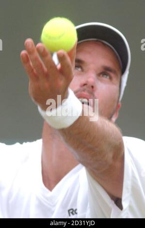 KEINE KOMMERZIELLE NUTZUNG : Australien Pat Rafter im Einsatz gegen den russischen Mikhail Youzhny, während ihrer vierten Runde Spiel der Lawn Tennis Championships 2001 in Wimbledon, in London. Stockfoto