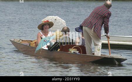 Eine Gruppe von Nachtschwärmern reist in einem Punt am ersten Tag der Henley Royal Regatta in Henley an der Themse, in Oxfordshire. Tausende von Zuschauern wurden erwartet, um die Ufer der Themse für die fünf Tage Wettbewerb zu säumen. * ...um herausragende Ruderer wie den fünfmaligen Olympiasieger Sir Steven Redgrave bei der Teilnahme zu beobachten. Stockfoto