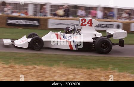 James Hunt's Bruder David fährt beim Goodwood Festival of Speed die Schanze hoch in dem Auto, das James seinen ersten Grand-prix überhaupt gewann, den Hesketh F1. Es ist der 25. Jahrestag des Sieges von James Hunt in der Formel 1-Meisterschaft 1976 für McLaren. * das dreitägige Festival in Goodwood bei Chichester, West Sussex ist ein Karneval für Motorsportfans, um nur eine Woche vor dem Grand-prix von Großbritannien in Silverstone berühmte und klassische Autos zu erleben. Stockfoto