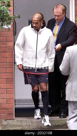 Neuer Vertrag von Manchester United Juan Veron verlässt nach medizinischen Tests das Alexander Hospital in Cheadle in der Nähe von Manchester. Der argentinische Mittelfeldspieler wird morgen auf einer Pressekonferenz offiziell vorgestellt. Stockfoto