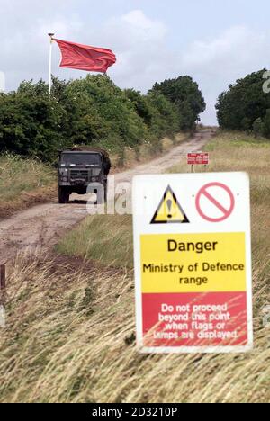 Die Armeemanager fahren auf der Salisbury Plain in Wiltshire fort, nachdem zwei Soldaten getötet und zwei weitere verletzt wurden, nachdem ein Panzer während der Armeeübungen gestürzt wurde. * das Verteidigungsministerium (MOD) sagte, dass die Opfer, die noch nicht identifiziert wurden, Teil eines vierköpfigen Mannschaftstrainings in einem Challenger 2-Panzer um 8:45 Uhr 11/07/01 waren, als ein Unfall auf der Salisbury Plain auftrat. Stockfoto