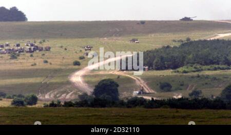 Ein Challenger-2-Panzer am Horizont als Armeeanleger fahren auf der Salisbury Plain in Wiltshire weiter, nachdem zwei Soldaten getötet und zwei weitere verletzt wurden, nachdem ein Panzer während der Armeeübungen umgedreht wurde. * das Verteidigungsministerium (MOD) sagte, dass die Opfer, die noch nicht identifiziert wurden, Teil eines vierköpfigen Mannschaftstrainings in einem Challenger 2-Panzer um 8:45 Uhr 11/07/01 waren, als ein Unfall auf der Salisbury Plain auftrat. Stockfoto