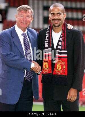 DIESES BILD KANN NUR IM RAHMEN EINER REDAKTIONELLEN FUNKTION VERWENDET WERDEN. KEINE WEBSITE-/INTERNETNUTZUNG, ES SEI DENN, DIE WEBSITE IST BEI DER FOOTBALL ASSOCIATION PREMIER LEAGUE REGISTRIERT. Manchesters neues Signing Juan Sebastian Veron (rechts) posiert für Fotografen mit Manager Sir Alex Ferguson im Old Trafford, Manchester. Veron hat seinen 28,1 Millionen Umzug nach Manchester United abgeschlossen und einen fünf-Jahres-Vertrag unterzeichnet. Stockfoto