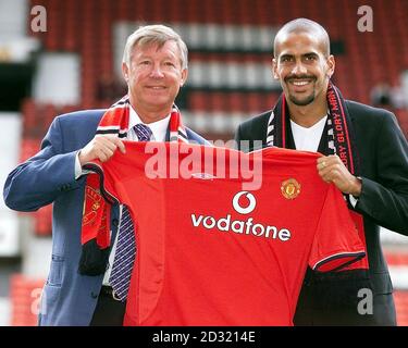 Juan Sebastian Veron (rechts) von Manchester United (rechts) posiert für Fotografen mit Manager Sir Alex Ferguson im Old Trafford, Manchester. Veron hat seinen 28,1 Millionen Umzug nach Manchester United abgeschlossen und einen Fünfjahresvertrag unterzeichnet. Stockfoto