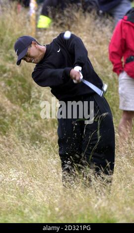 Amerikas Tiger Woods trifft den Ball aus dem Rough auf dem 6. Loch während der ersten Runde der 130. Open Championship auf dem Royal Lytham & St Annes Golf Course. Stockfoto