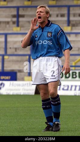 Manchester Citys Neuzugang Stuart Pearce in Aktion gegen Halifax Town während des Vorsaison Freundschaftsspiels im Shay Stadium, Halifax. Stockfoto