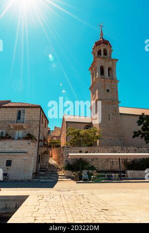 Kirche in Sutivan Stadt, Insel Brac, Kroatien. Stockfoto