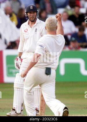 Englands Michael Atherton (links) blickt ungläubig auf den Schiedsrichter, während Australiens Shane Warne beim dritten npower-Test an der Trent Bridge, Nottinhgam, feiert, sein Wicket zu nehmen. Stockfoto