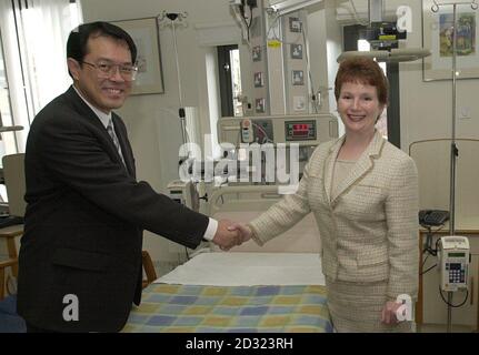 Gesundheitsminister Hazel Blears trifft den Chief Executive des Heart Hospital Joshua Goh im Westmoreland Street Hospital im Zentrum von London. Das National Health Service hat das private Herzkrankenhaus im ersten Akt der Renationalisierung seit der Einführung des Wohlfahrtsstaates gekauft. Das Gesundheitsministerium sagte. Die Regierung zahlte 27.5 Millionen für das Heart Hospital, eine hochmoderne 95-Bett-Einheit im Zentrum von London. Der Deal wurde unterzeichnet, nachdem Nigel Crisp, der NHS-Chef, wochenlange Gespräche mit den Eigentümern des Krankenhauses in Singapur, Parkway Healthcare, abgeschlossen hatte. Stockfoto