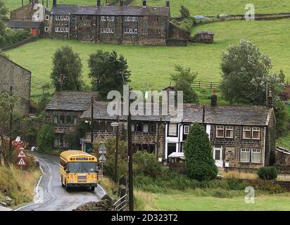 Der erste Schulbus im amerikanischen Stil, der in England eingesetzt wird, fährt zur Colden Junior School in der Nähe der Hebden Bridge, West Yorkshire. FirstGroup, der größte britische Betreiber von gelben Schulbussen in den Vereinigten Staaten, plant die Einführung des Dienstes in ganz Großbritannien. * wenn Piloten erfolgreich sind, den Schullauf reduzieren und die Sicherheit der Kinder verbessern. 17/09/03 die Regierung kündigt am Mittwoch, den 17. September 2003, Pläne an, 50 Millionen in den nächsten zwei Jahren auszugeben, um Eltern davon abzubringen, ihre Kinder zum und vom Unterricht zu fahren. Mit einem Fünftel des morgendlichen Rush Hour Verkehr durch die Schule laufen verursacht, sie wollen m Stockfoto