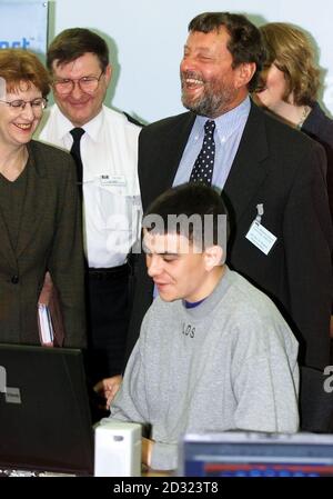 Innenminister David Blunkett teilt einen Witz mit einem Gefangenen im IT-Raum des HMP Leeds über Herrn Blunketts ersten Besuch in einem Gefängnis seit seiner Zeit als Innenminister. * Herr Blunkett hat bei der Polizei einen "raschen Wandel" versprochen und eine Frist für die im Herbst zu vereinbarende Änderung festgelegt. "Ich möchte partnerschaftlich mit dem Polizeidienst und den Polizeibehörden zusammenarbeiten, damit wir das Reformprogramm gemeinsam durchführen können. Stockfoto
