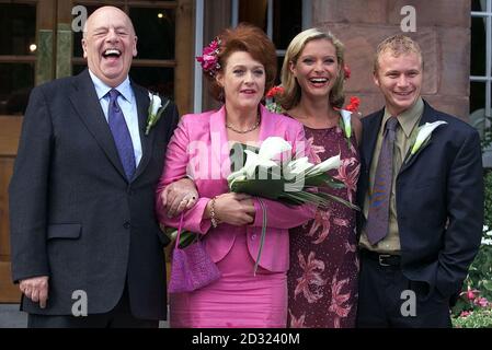 Fred Elliot (John Savident) von der Coronation Street mit seiner neuen Braut Eve Sykes (Melanie Kilburn), nachdem sie in der Hit-Seife aus Manchester verheiratet sind. Ebenfalls abgebildet sind die Gäste Maxine und Ashley Peacock (Tracy Shaw und Steven Arnold). Stockfoto