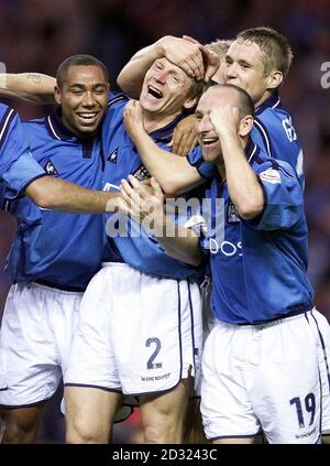 Stuart Pearce (Mitte) von Manchester City feiert mit seinen Teamkollegen nach dem Treffer gegen Watford während des Spiels der Nationwide Football League Division One in der Maine Road, Manchester. Stockfoto