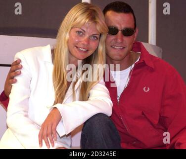 Jemma Kidd und Ex-Fußballer wurden Schauspieler, Vinny Jones, nachdem sie vom British Menswear Council Best Dressed man and Woman of the Year 2001 auf der Londoner 40 Degrees Fashion Trade Show im Excel Conference Center, Docklands in London angekündigt wurden. Stockfoto