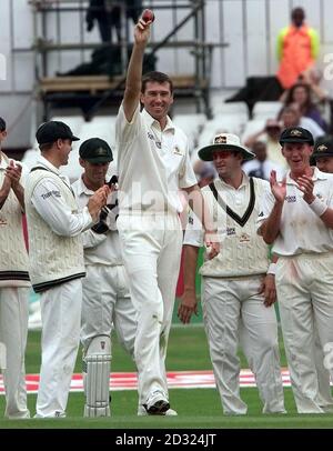 Der Australier Glenn McGrath feiert seine fünf Wickets in Headingley. * 21/10/02: McGrath ist der 8. Spieler, der 400 Test Wickets nach der Entlegung Pakistans Waqar Younis am dritten Tag des dritten Test-Spiels in Sharjah Montag, 21. Oktober 2002. Stockfoto