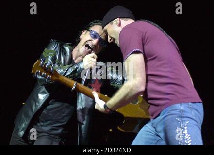 U2-Leadsänger Bono (links) und Gitarrist Edge treten Kopf an Kopf während ihres ausverkauften Konzerts in Earl's Court, London, auf. Stockfoto
