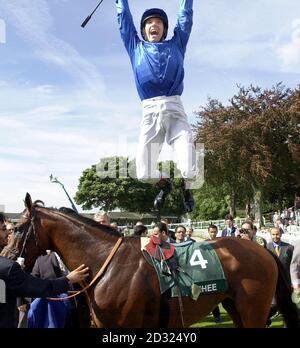 Frankie Dettori springt Sakhee nach dem Gewinn der Juddmonte International Stakes am ersten Tag des Ebor Meetings in York. Stockfoto