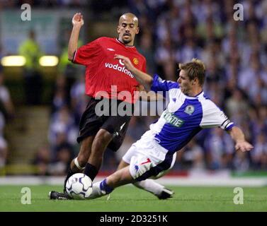 Juan Veron von Manchester United (rechts) wird von Garry Flitcroft von Blackburn Rovers herausgefordert, für die er während des Spiels der FA Barclaycard Premiership im Ewood Park, Blackburn, eine gelbe Karte erhalten hat. Stockfoto