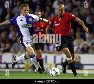 DIESES BILD KANN NUR IM RAHMEN EINER REDAKTIONELLEN FUNKTION VERWENDET WERDEN. KEINE WEBSITE-/INTERNETNUTZUNG, ES SEI DENN, DIE WEBSITE IST BEI DER FOOTBALL ASSOCIATION PREMIER LEAGUE REGISTRIERT. Juan Veron von Manchester United (rechts) hat sein Hemd vom Verteidiger von Blackburn Rovers, John Curtis, während des FA Barclaycard Premiership Spiels im Ewood Park, Blackburn, gezogen. Stockfoto