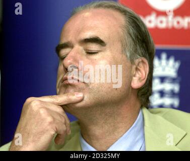 Tim Lamb, Chief Executive des Cricket Board in England und Wales, beantwortet Fragen zur bevorstehenden Reise nach Simbabwe in Bezug auf Sicherheitsfragen während einer Pressekonferenz in Lord's, London. Stockfoto