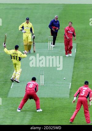 Darren Gough (oben rechts) von Yorkshire & England spielt während des Costcutter International Challenge-Spiels im Don Valley Stadium in Sheffield den australischen Greg Blewett. Das Spiel wird als Teil von Darren Gough's Testimonial gespielt. * für seine Dienste an Yorkshire County Cricket Club. Stockfoto