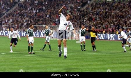 Der englische Michael Owen (Mitte) feiert den Treffer gegen Deutschland beim Spiel der FIFA Fußball-Weltmeisterschaft European Qualifying Group Nine im Olympiastadion in München. DIESES BILD KANN NUR IM RAHMEN EINER REDAKTIONELLEN FUNKTION VERWENDET WERDEN. KEINE WEBSITE-/INTERNETNUTZUNG, ES SEI DENN, DIE WEBSITE IST BEI DER FOOTBALL ASSOCIATION PREMIER LEAGUE REGISTRIERT. Stockfoto