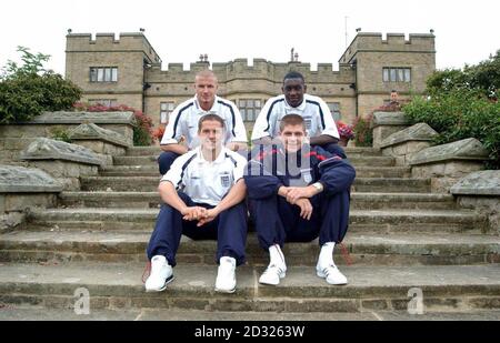 Die englischen Torschützenkönige Michael Owen (links unten), Steven Gerrard und Emile Heskey (rechts oben) entspannen sich in ihrem Teamhotel in Northumberland mit dem englischen Kapitän David Beckham (links oben), nachdem England Deutschland mit 5:1 besiegt hatte. Stockfoto