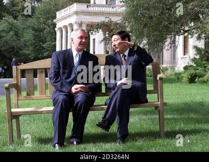 Der irische Premierminister Bertie Ahern (l.) und Zhu Rongji, der Premierminister der Volksrepublik China, sprechen auf dem Gelände von Farmleigh, Dublin, während seines viertägigen offiziellen Besuchs in der Republik Irland. Stockfoto