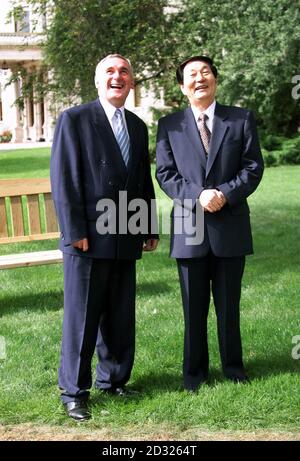 Der irische Premierminister Bertie Ahern (L) und Zhu Rongji, der Premierminister der Volksrepublik China, machen während seines viertägigen offiziellen Besuchs in der Republik Irland einen Spaziergang auf dem Gelände von Farmleigh, Dublin, um den Handel zwischen den beiden Nationen zu stärken. Stockfoto