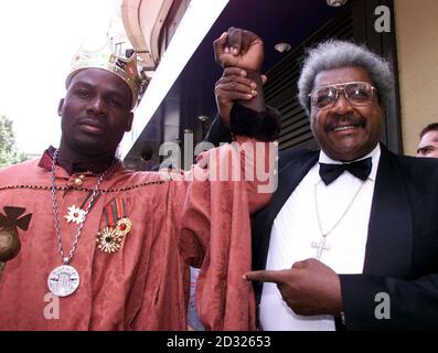 Hasim Rahman, Weltmeister im Schwergewicht, betritt den Leicester Square in London mit Promoter Don King, bevor die Presse am 17. November in Las Vegas für sein Rematch mit dem ehemaligen Weltmeister Lennox Lewis wirbt. Stockfoto