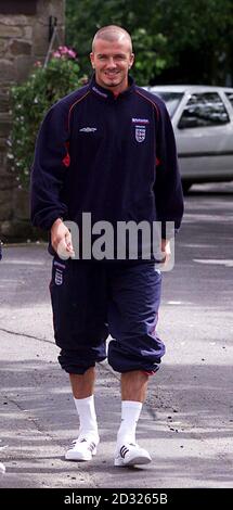 England Kapitän David Beckham macht sich auf den Weg zur Pressekonferenz im Macdonald Royal Derwent Hotel in Allensford, Northumberland, vor dem Spiel Englands gegen Albanien im St. James' Park, Newcastle am 5/9/01. Stockfoto