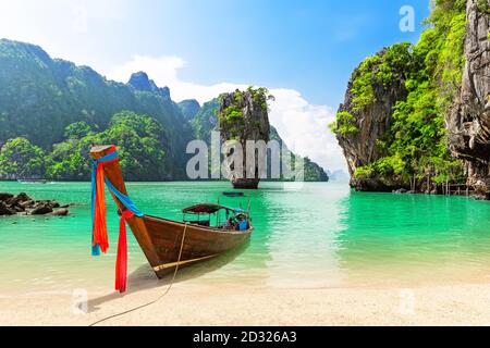 Berühmte James Bond Insel in der Nähe von Phuket in Thailand. Reisefoto der James Bond Insel mit traditionellem thailändischen Longtail-Boot aus Holz und wunderschönem Sandbeac Stockfoto