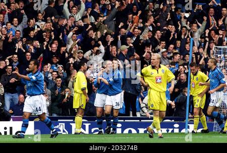 Richard Dunne von Manchester City (Mitte links) wird von Teamkollege Danny Granville nach dem Tor während des Spiels Nationwide Division One zwischen Manchester City und Birmingham in der Maine Road, Manchester, gratuliert. DIESES BILD KANN NUR IM RAHMEN EINER REDAKTIONELLEN FUNKTION VERWENDET WERDEN. KEINE INOFFIZIELLE CLUB-WEBSITE Stockfoto