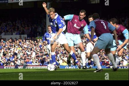 Evertons Niclas Alexandersson (links) dreht den Ball am Don Hutchinson von West Ham United beim Barclaycard Premiership-Spiel im Goodison Park, Liverpool vorbei. DIESES BILD KANN NUR IM RAHMEN EINER REDAKTIONELLEN FUNKTION VERWENDET WERDEN. KEINE WEBSITE-/INTERNETNUTZUNG, ES SEI DENN, DIE WEBSITE IST BEI DER FOOTBALL ASSOCIATION PREMIER LEAGUE REGISTRIERT. Stockfoto