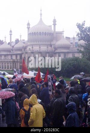 Demonstranten passieren den Royal Pavilion während eines Massenproteste, als die Jahreskonferenz der Labour Party in Brighton beginnt. Als Demonstranten begannen, aus dem Brighton Center wegzumarschieren, sagte die Polizei, dass es sieben Verhaftungen gegeben habe. *..., von denen sechs von den Geheimdiensten geführt worden waren, um jedes Verbrechen zu verhindern, das von mutmaßlichen Unruhestifter begangen wird. Schätzungsweise 4,000 Menschen schlossen sich dem marsch an, wobei die Zahl auf dem Weg dramatisch anschwellte. Stockfoto