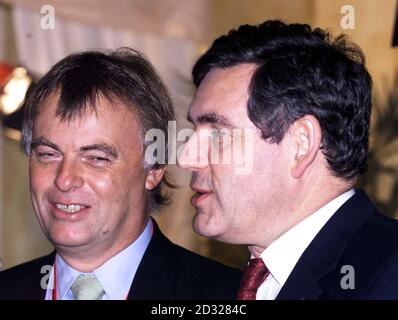 Bundeskanzler Gordon Brown (R) zusammen mit dem Finanzminister Andrew Smith im Metropole Hotel am zweiten Tag der Labour Party Conference in Brighton. * Herr Brown schloss eine Erhöhung der Einkommenssteuer aus, um die Ausgaben der Regierung für öffentliche Dienstleistungen und den Krieg gegen den Terrorismus zu bezahlen. Stockfoto